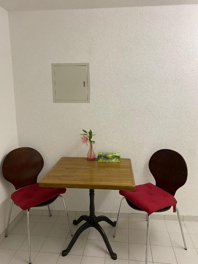 Private Studio Apartment In 브렘가르텐 외부 사진